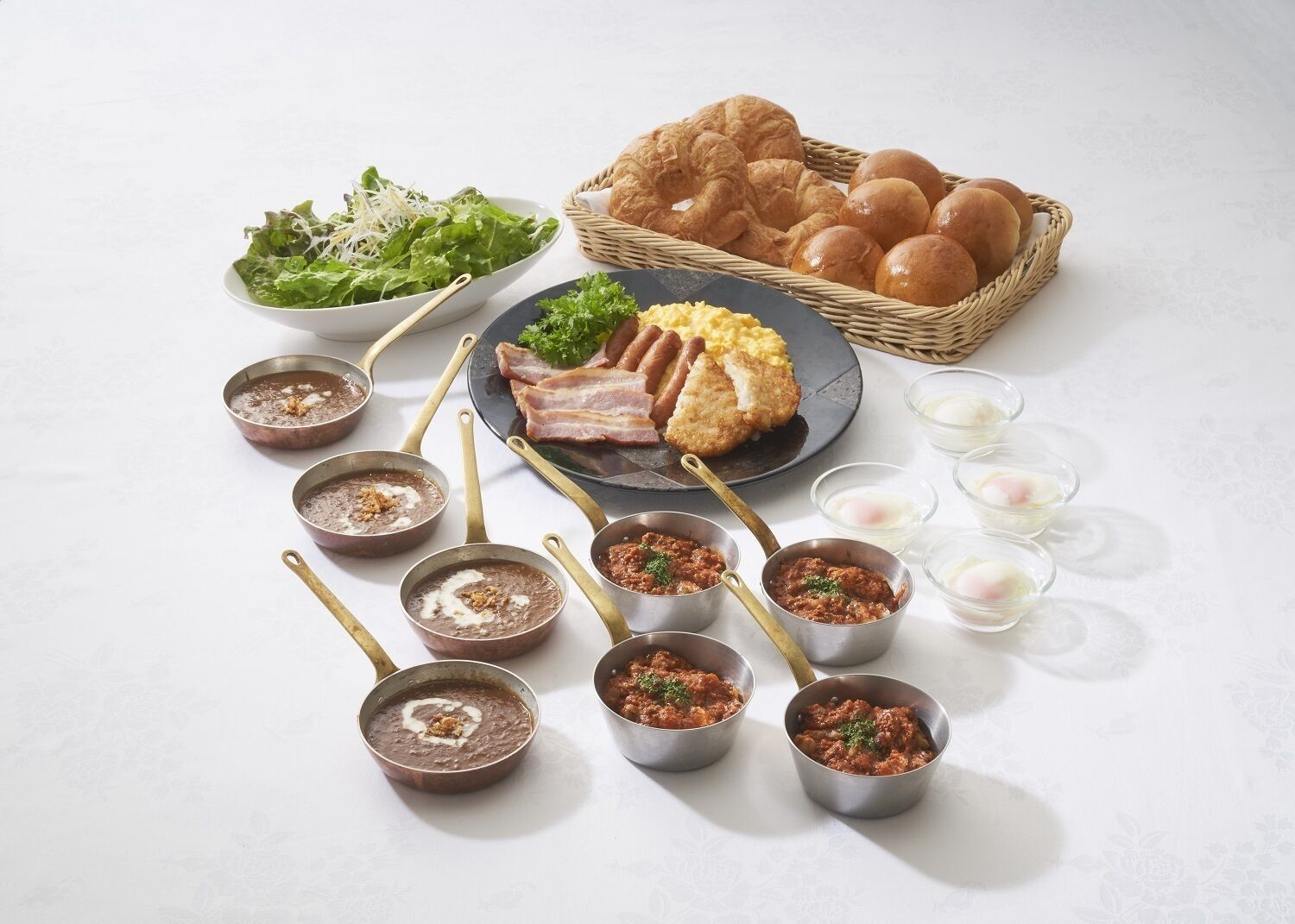 Diversas opciones de comida, como pan, huevos y ensaladas.
