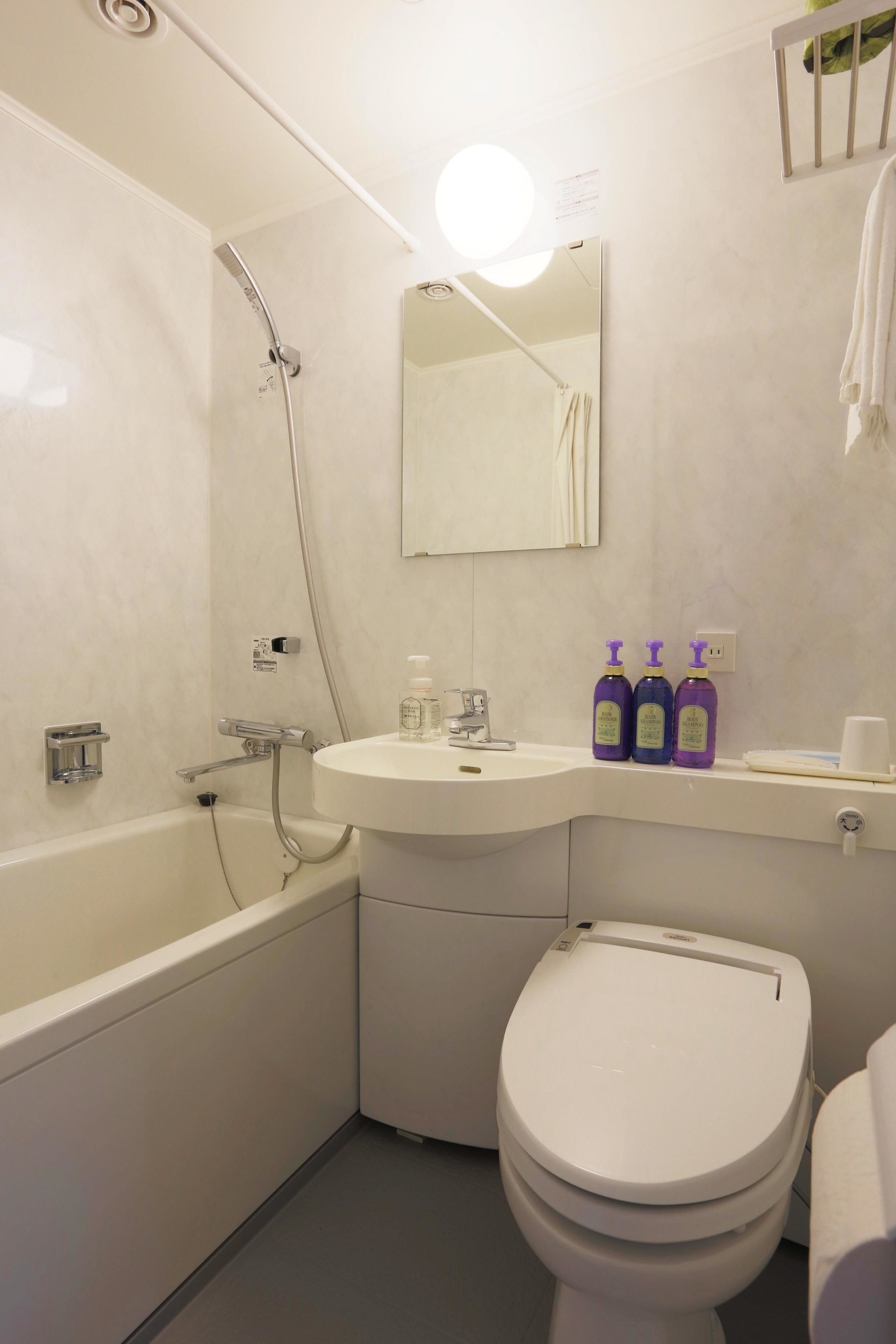 combined shower/bathtub, free toiletries, hair dryer, slippers