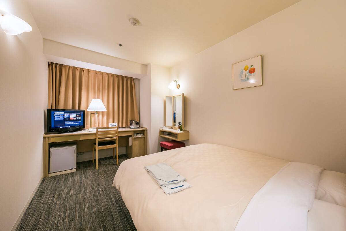 Desk, WiFi (free), bed sheets