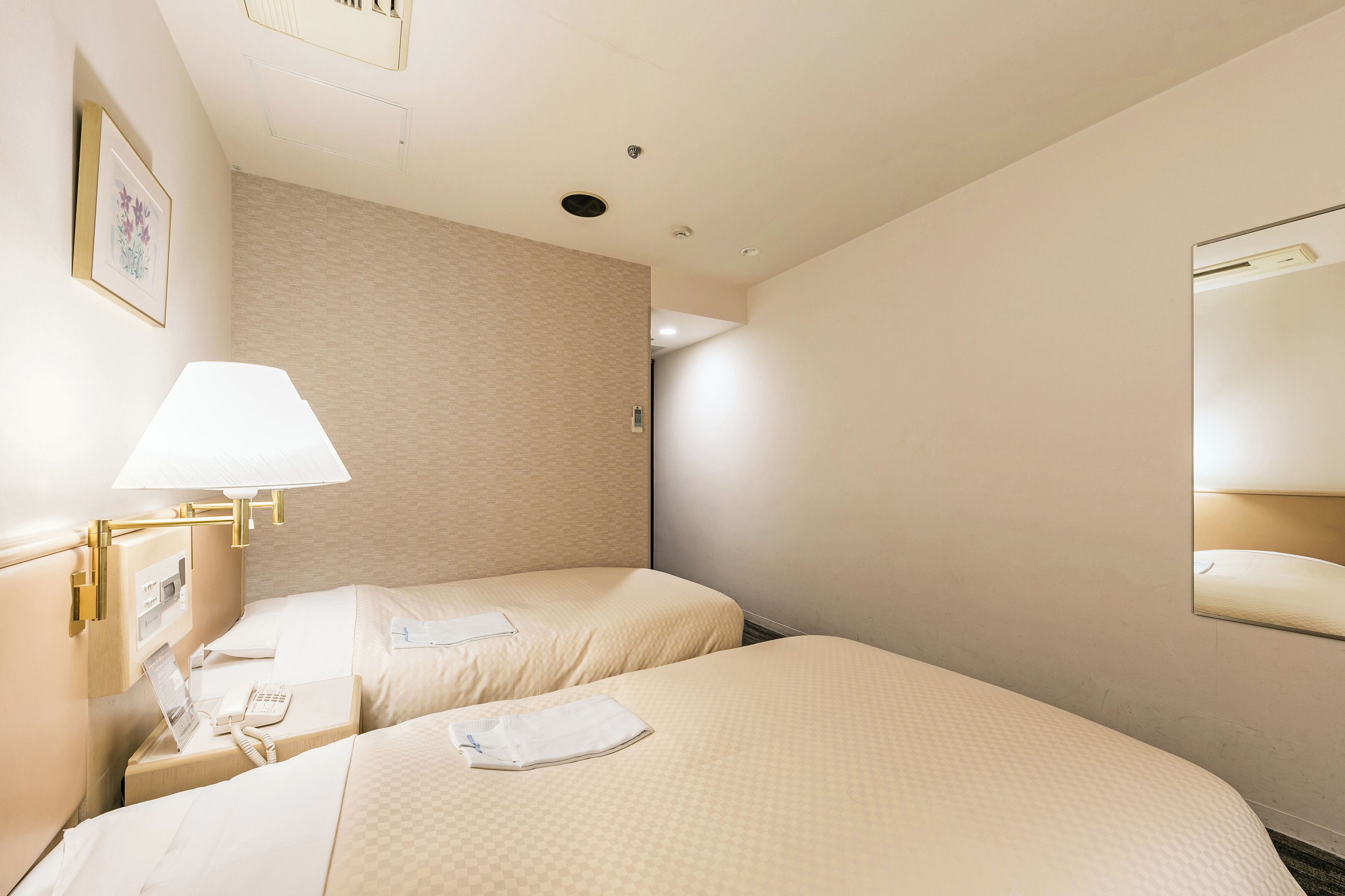 desk, free wifi, bed sheets, wheelchair access