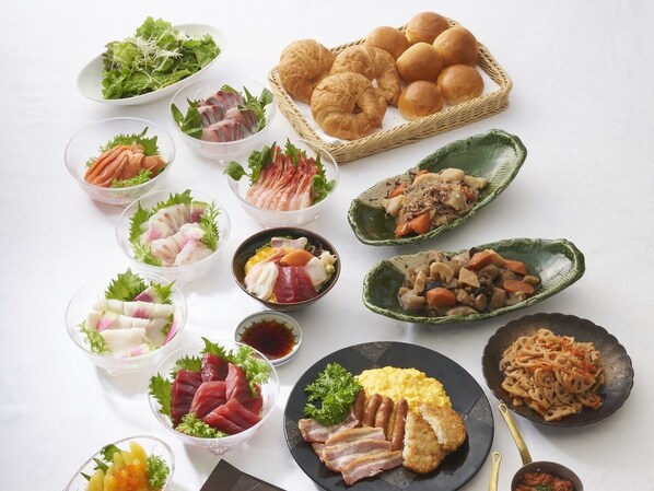 Daily buffet breakfast (JPY 2200 per person)