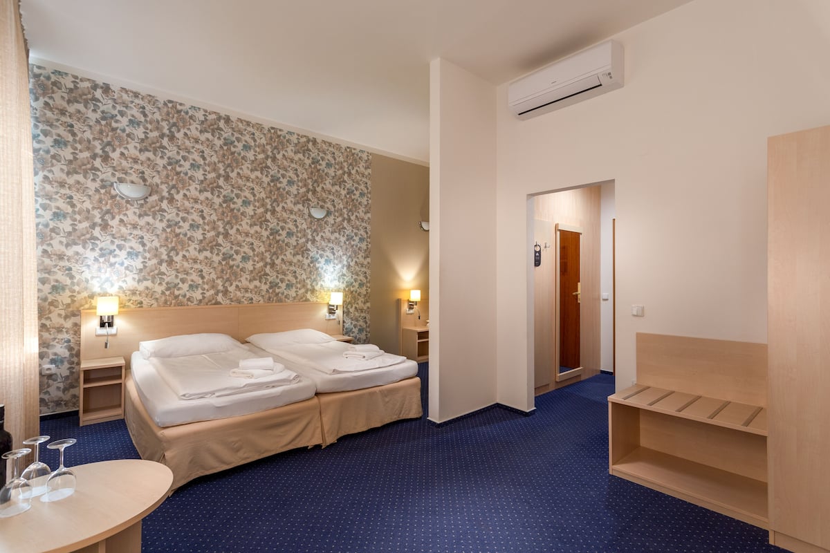 triple room | desk, iron/ironing board, free wifi, bed sheets