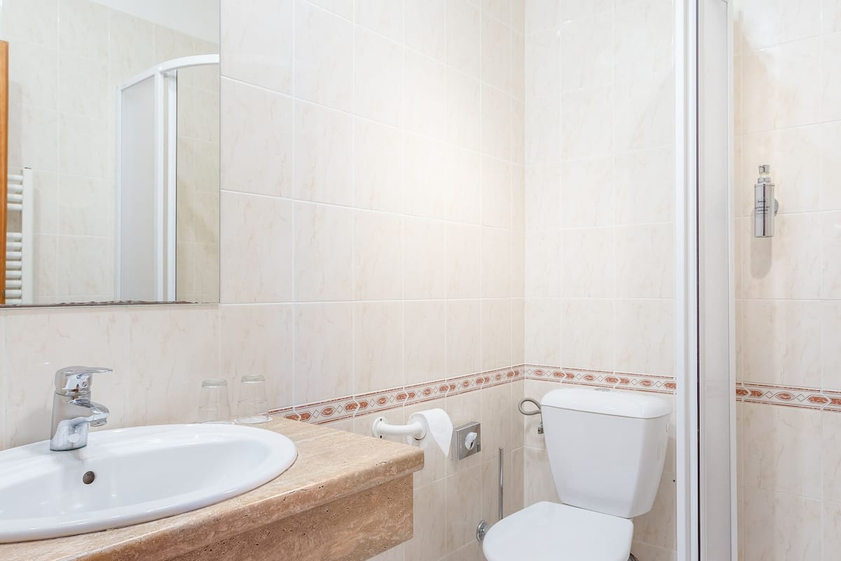 standard double room | bathroom | shower, free toiletries, hair dryer, towels