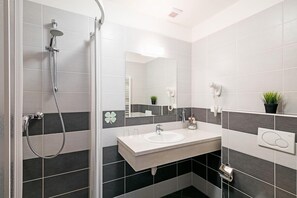 Ducha, artículos de tocador gratuitos, secador de pelo, toallas