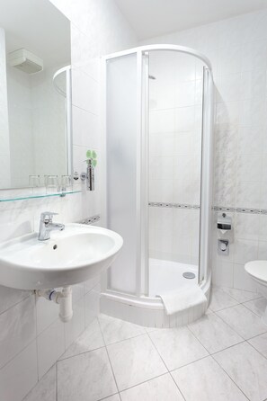 Shower, free toiletries, hair dryer, towels - Wine Wellness Hotel Amande (Hustopece)