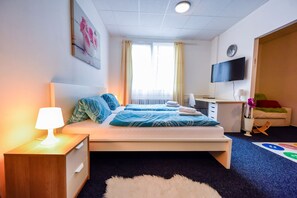 In-room safe, desk, blackout curtains, cots/infant beds - City Hotel (Brno)