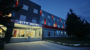 A modern hotel with a flat roof, large windows, and a sign reading "CITY HOTEL". - City Hotel (Brno)
