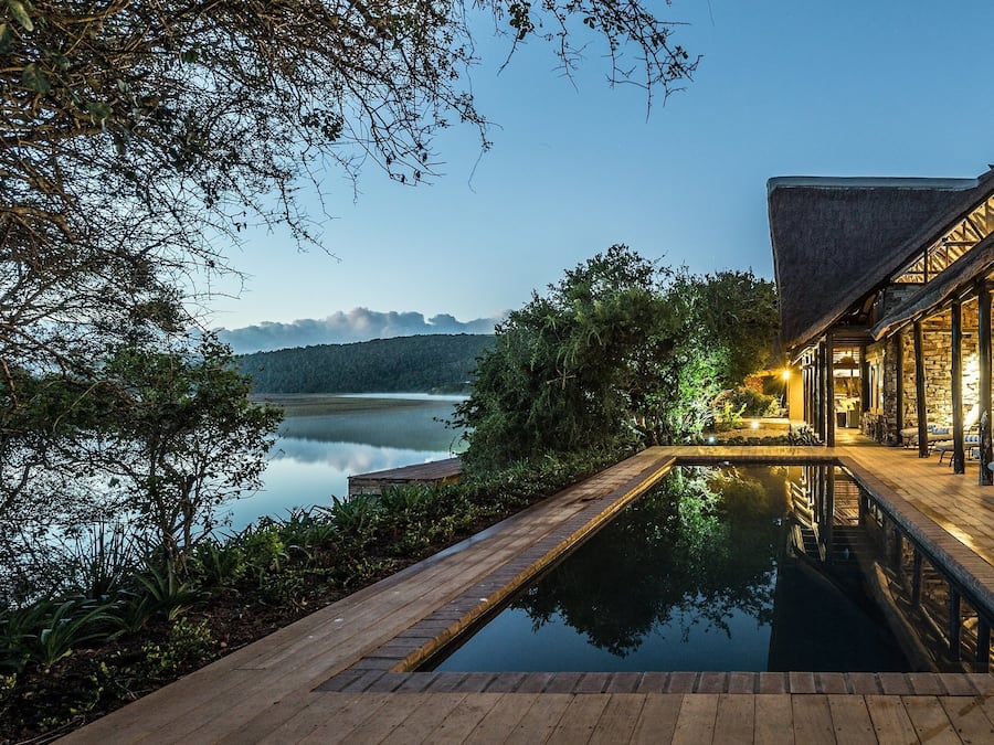 Piscine extérieure, parasols de plage, chaises longues
