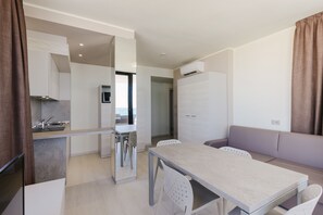 Leilighet – superior, 1 soverom, terrasse, sjøutsikt | Oppholdsområde | Flatskjerm-TV