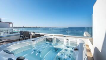 Estudi superior, terrassa, vistes al mar | Piscina privada
