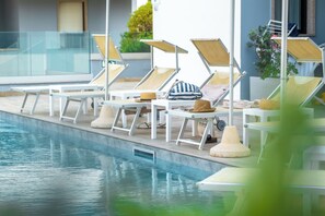 Seasonal outdoor pool, open 9:00 AM to 7:00 PM, pool umbrellas - Residence Picalè (Alghero)