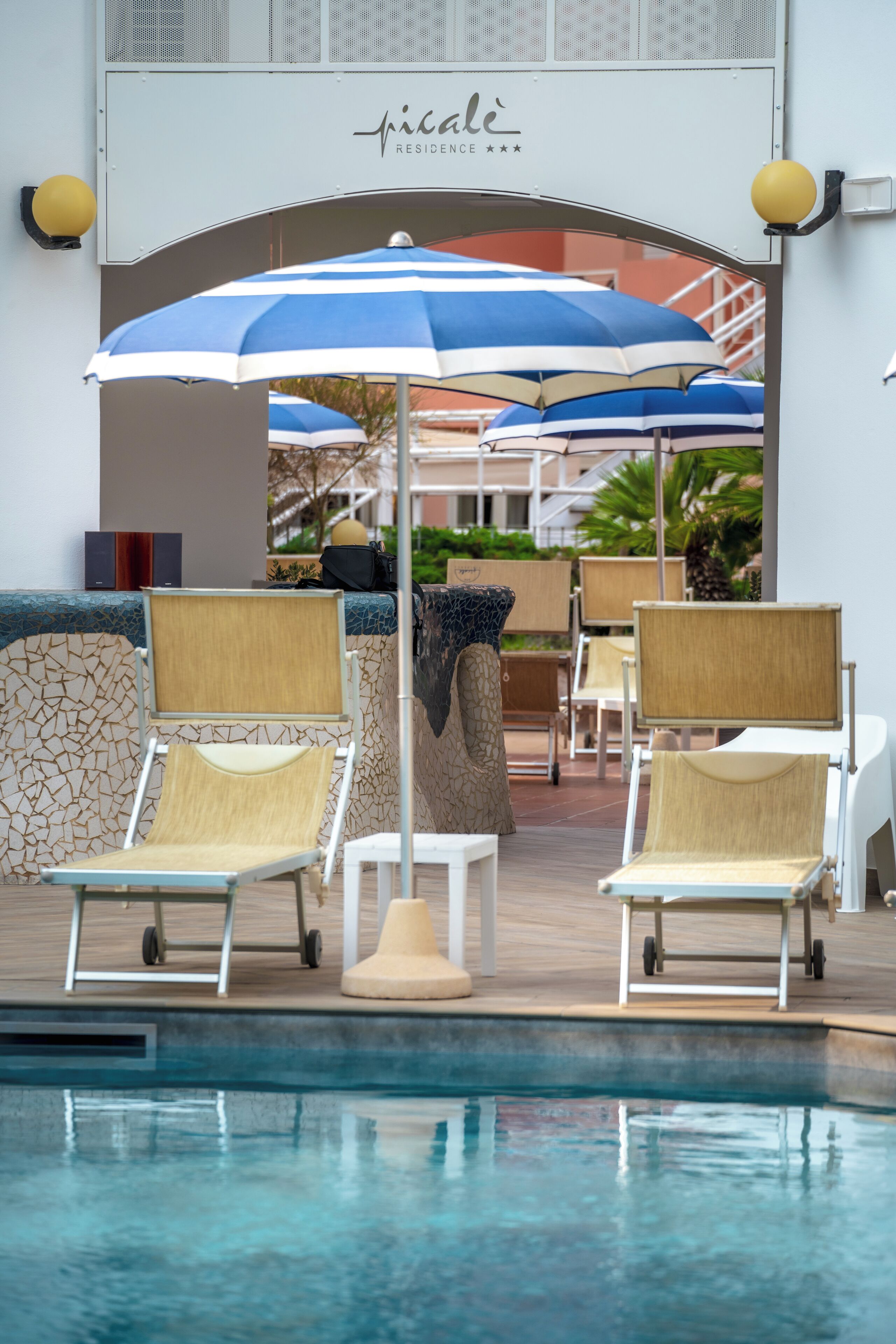 Piscina externa sazonal, funciona das 9h às 19h, guarda-sóis