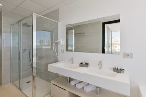 Superior Apartment, 2 Bedrooms, Terrace, Sea View | Bathroom | Free toiletries, hair dryer, bidet, towels - Residence Picalè (Alghero)