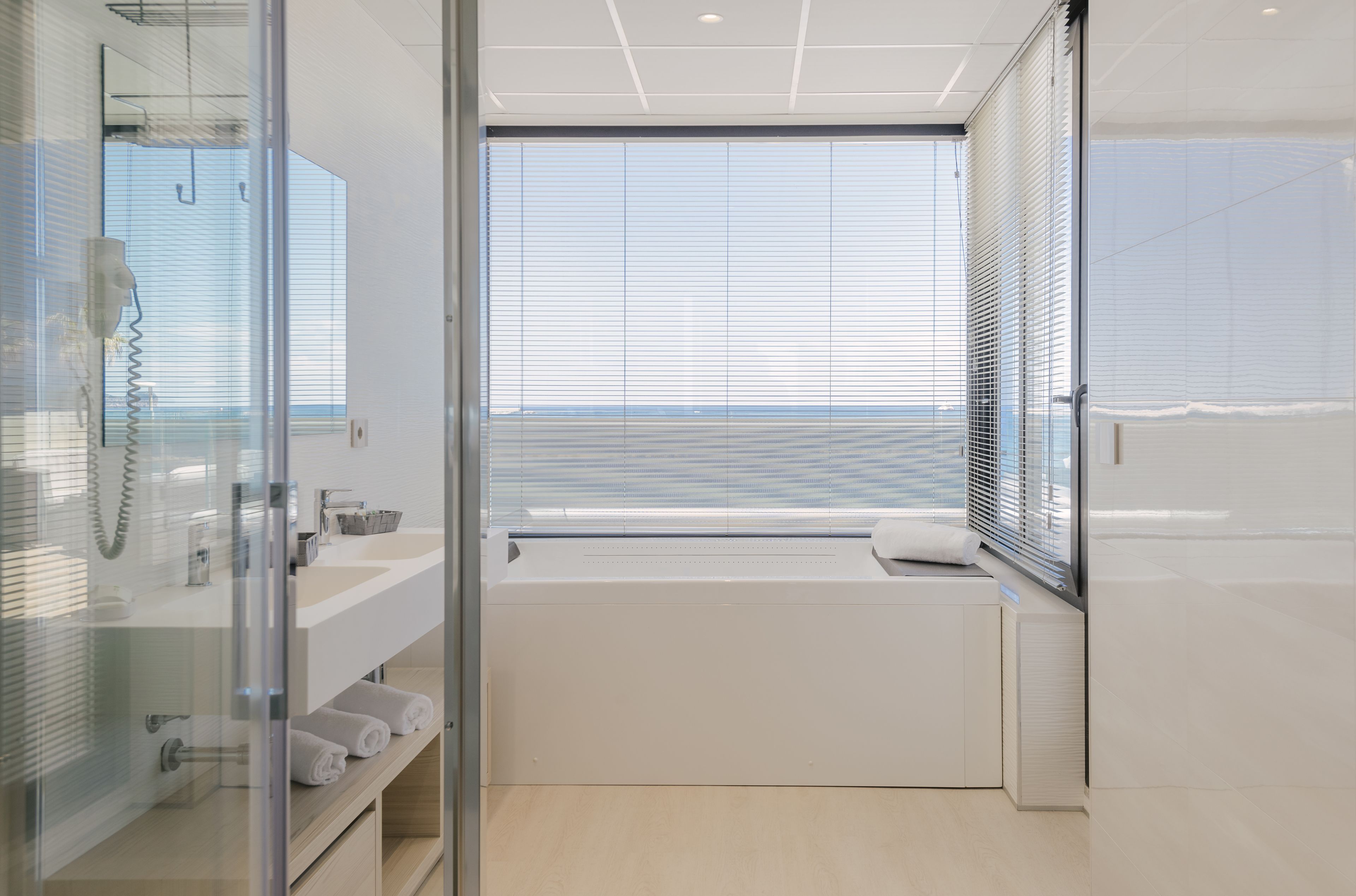 superior apartment, 2 bedrooms, terrace, sea view | deep-soaking bathtub