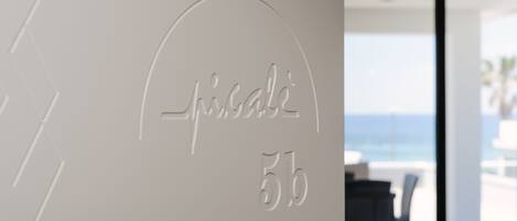 Un mur orné d’un logo et de l’inscription « fisicali 5b ».