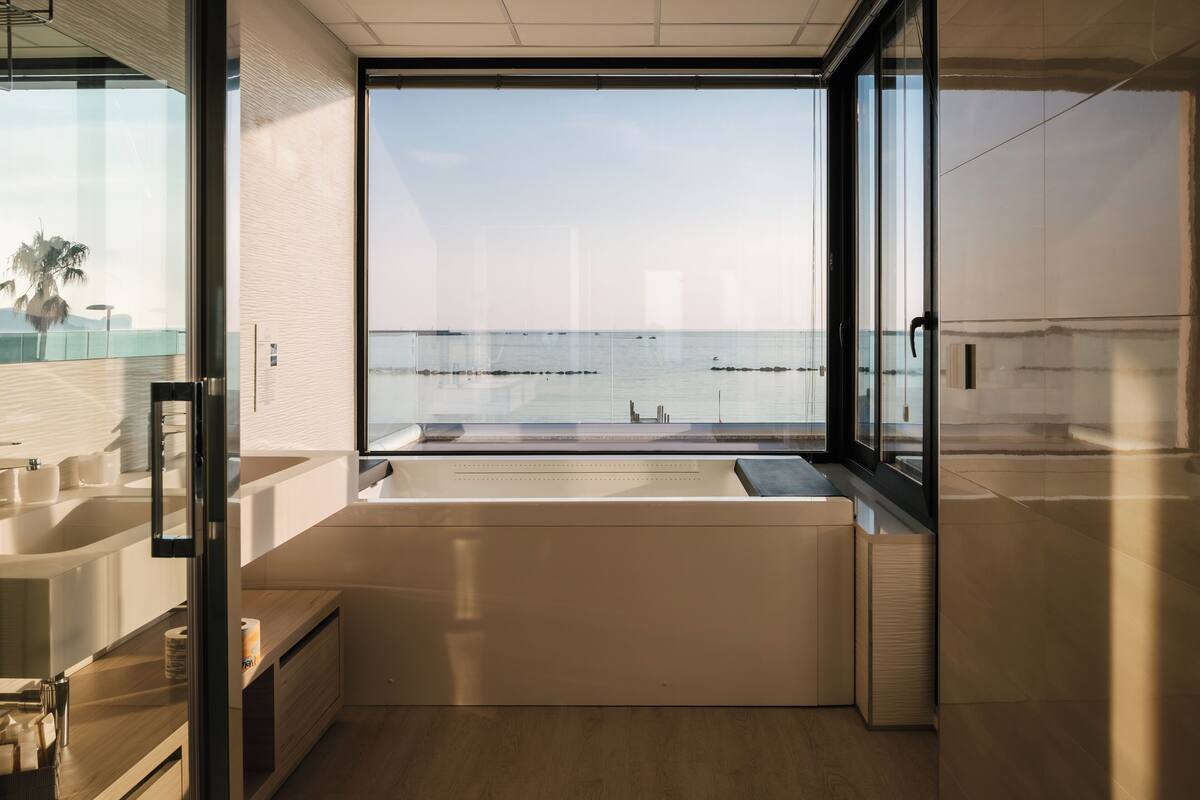 superior apartment, 2 bedrooms, terrace, sea view | bathroom | free toiletries, hair dryer, bidet, towels