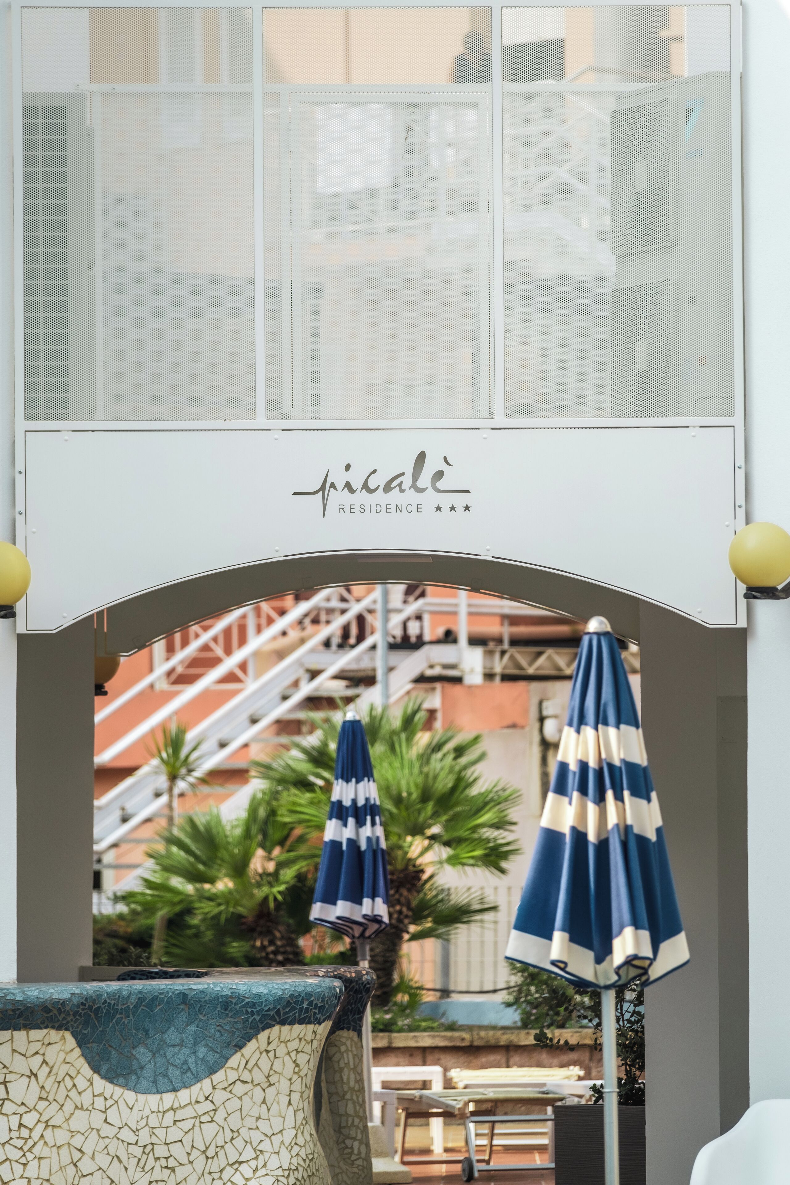 Une entrée d’immeuble avec une plaque indiquant « Résidence Vical ».