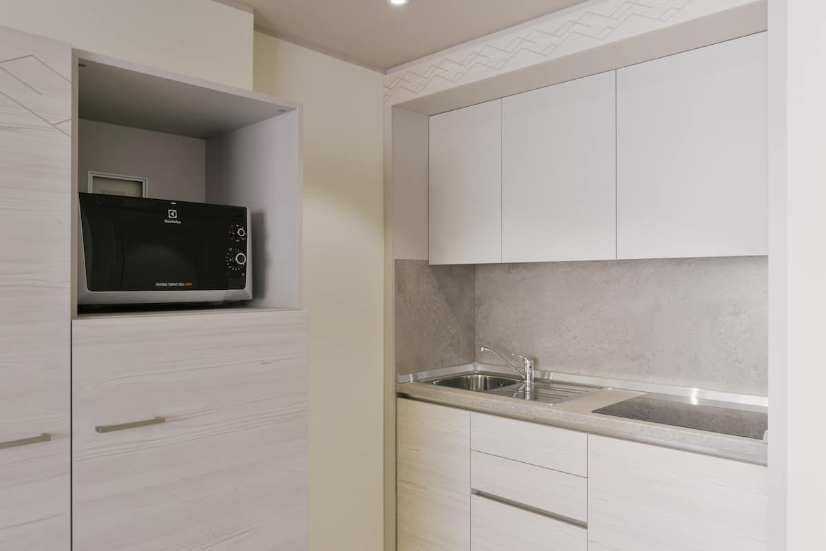 fridge, stovetop, coffee/tea maker, cookware/dishes/utensils