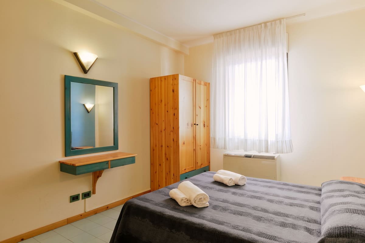 In-room safe, blackout drapes, soundproofing