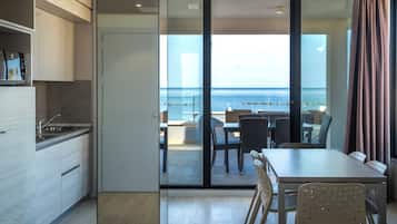 Appartamento Superior, 2 camere da letto, terrazzo, vista mare | Area soggiorno | TV a schermo piatto
