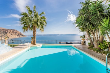 Una piscina al aire libre. Palazzo Greco