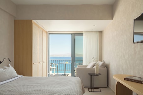 Ropa de cama de alta calidad y caja de seguridad en la habitación . Palazzo Greco