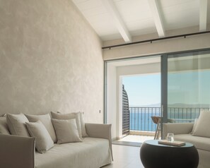 Suite, 2 slaapkamers | Luxe beddengoed, een kluis op de kamer, een bureau