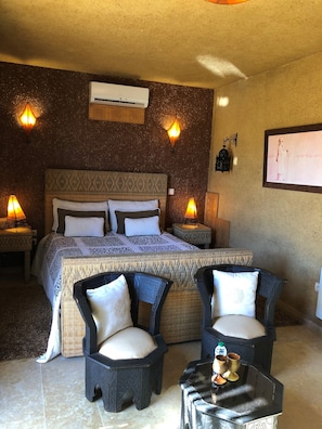 Savane Terrasse | Premium bedding, in-room safe, individually decorated