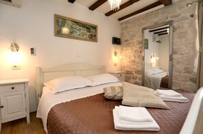 Double Room | In-room safe, bed sheets - Villa Carrara (Trogir)