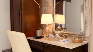 A hotel room with a wooden desk, a television, a mirror, a chair, and a lamp. - Villa Carrara (Trogir)
