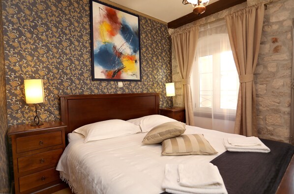 Chambre Deluxe double | Coffre-fort, literie fournie