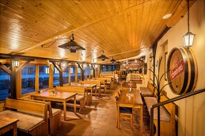 3 restaurants; breakfast, lunch, and dinner served