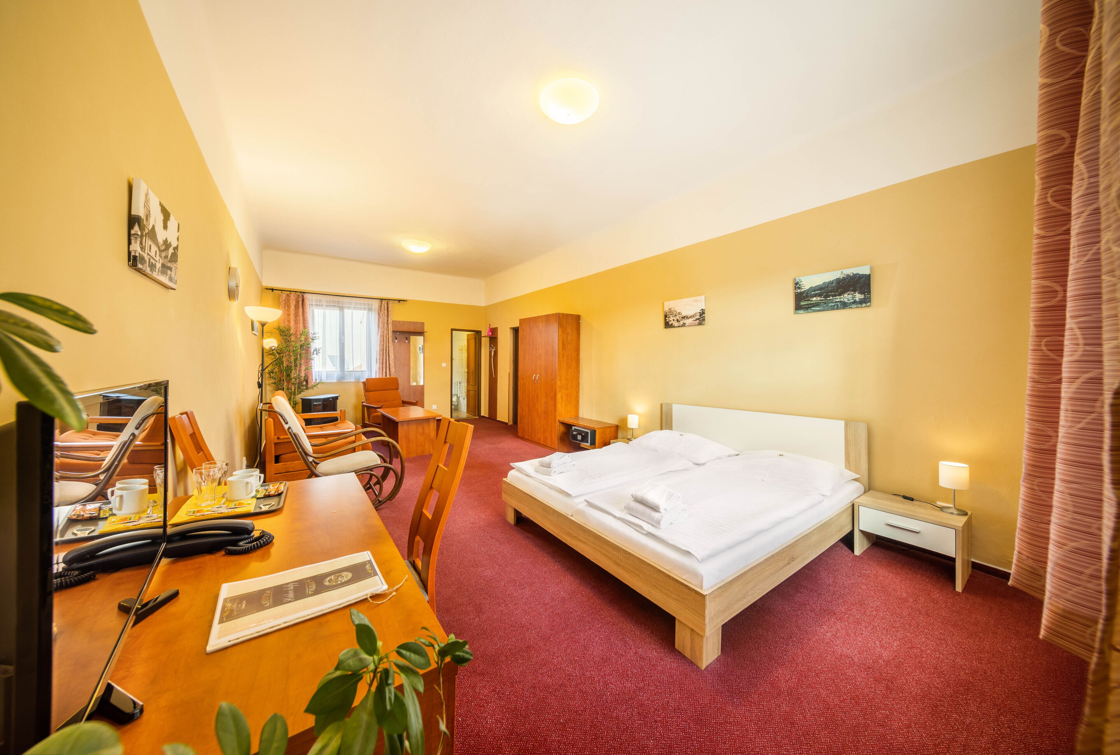 Habitación doble estándar | 1 habitación, minibar, caja de seguridad en la habitación y escritorio 