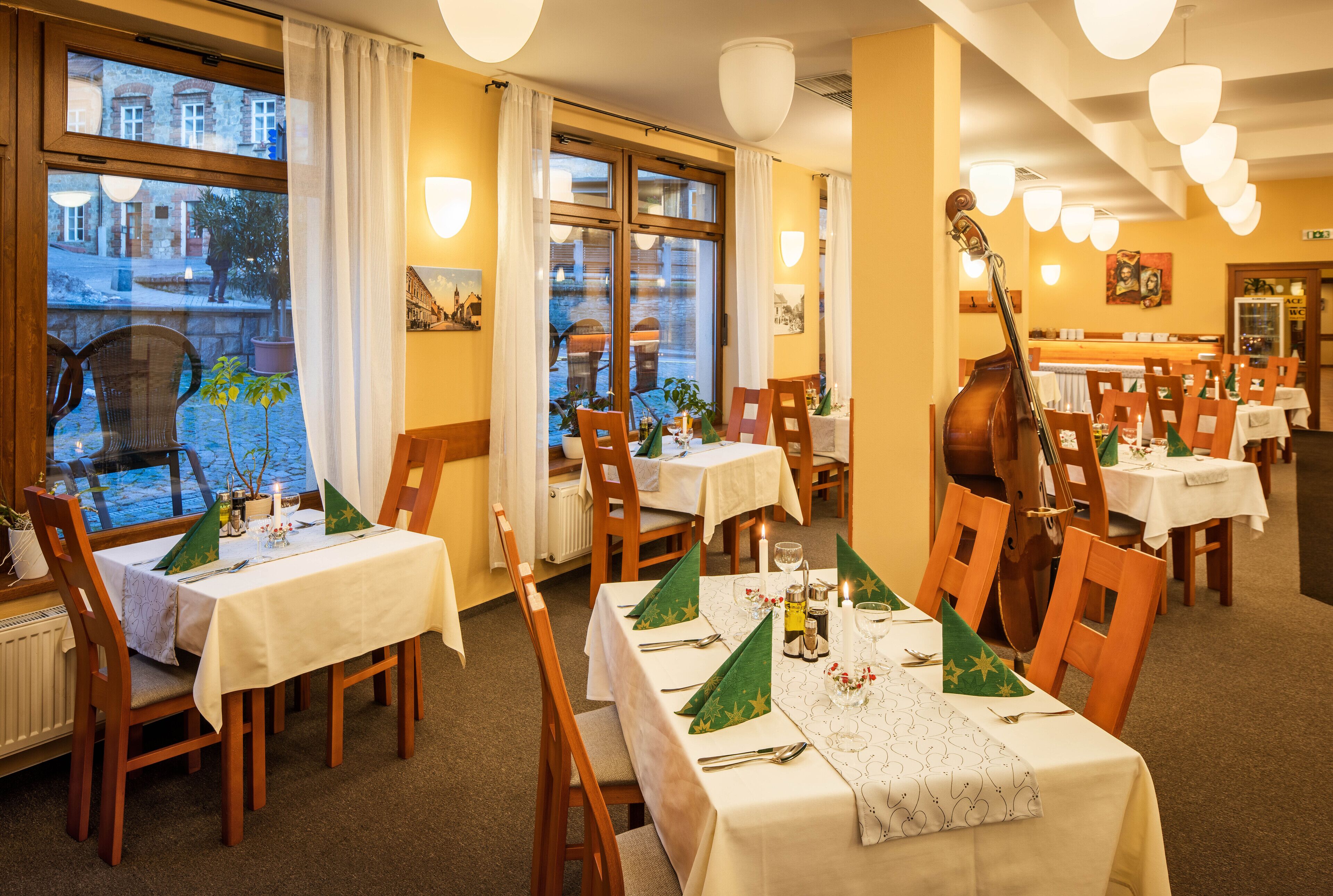 Un restaurante con varias mesas dispuestas para comer, que ofrece vistas a la calle.