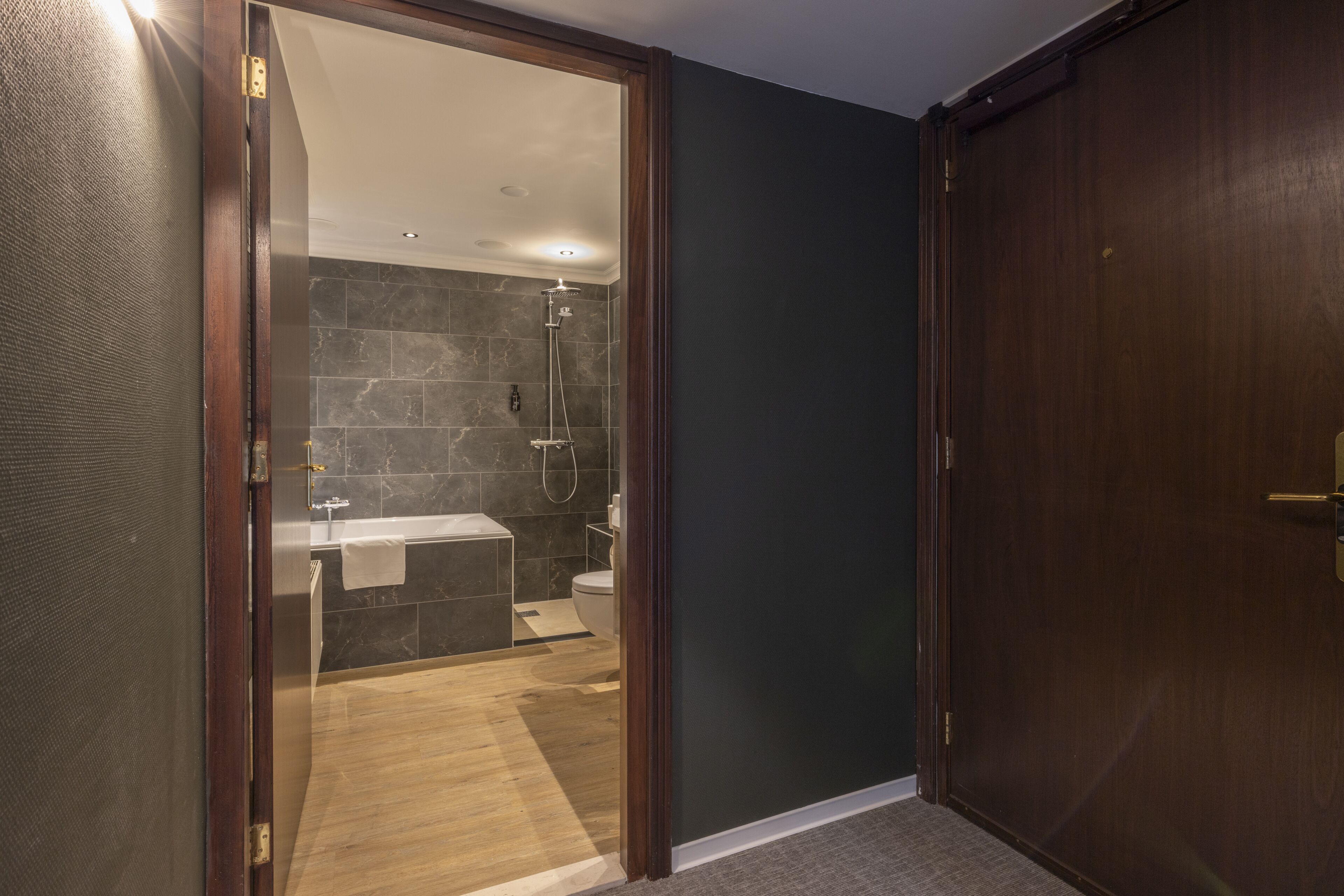 Un baño moderno con ducha, inodoro y lavamanos.