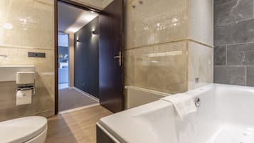 Royal-Suite | Badezimmer | Umweltfreundliche Kosmetikartikel, Haartrockner, Handtücher