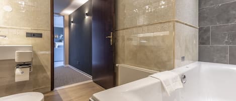 Suite – royal | Bad | Miljøvennlige toalettsaker, hårføner og håndklær