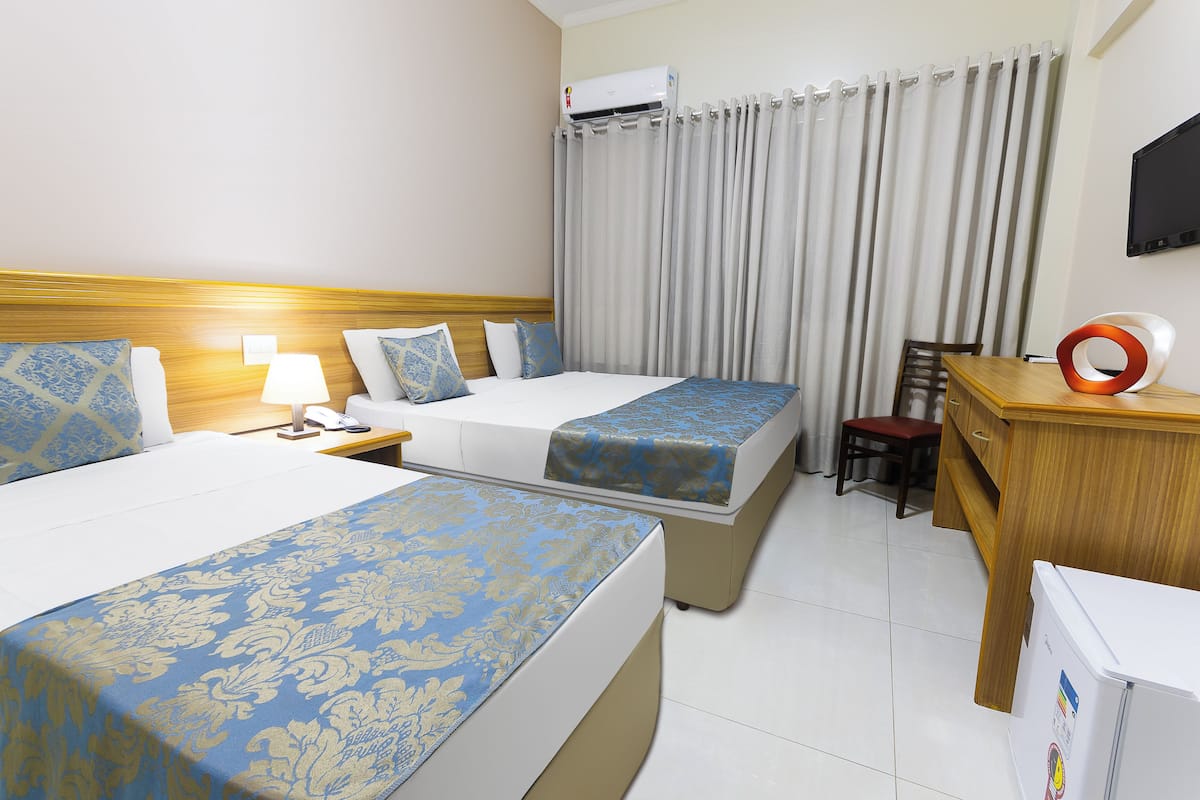 Family Triple Room (2 Beds) | Bar mini, meja, Wi-fi percuma, cadar katil