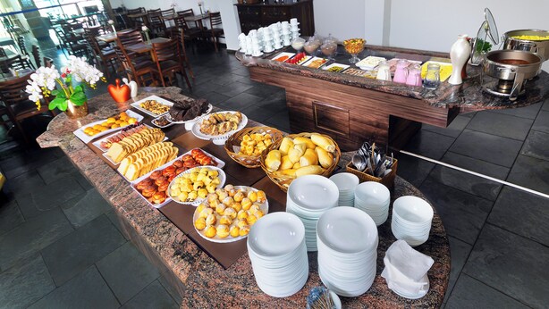 Ein reichhaltiges Buffet mit verschiedenen Speisen und Gerichten.