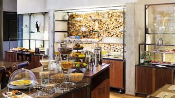 Café da manhã com buffet grátis todos os dias