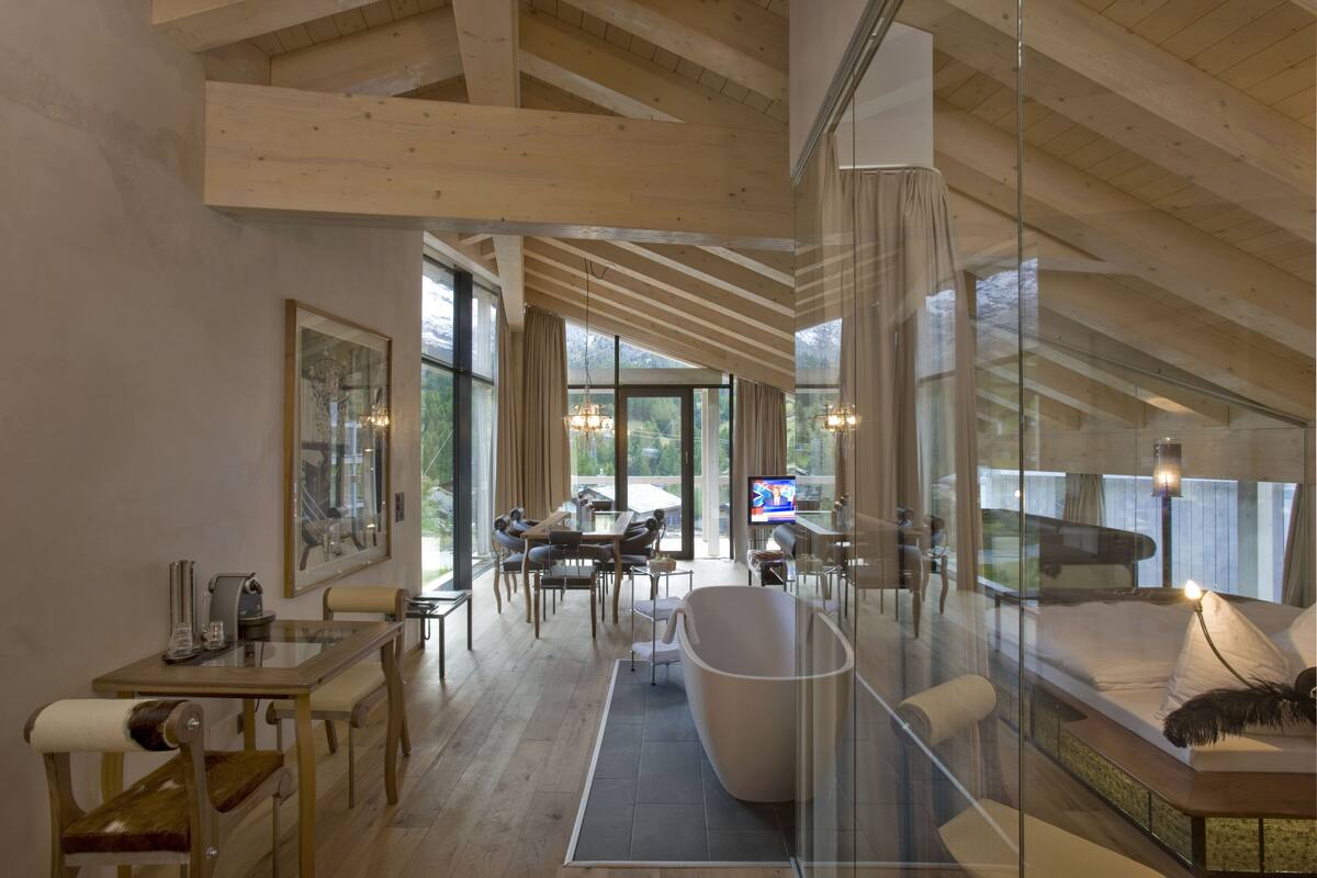 Un vaste espace de vie de style loft, doté d’un haut plafond, de grandes fenêtres et d’un aménagement intérieur moderne.