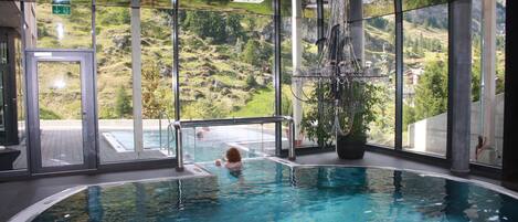 Piscine couverte, piscine extérieure, chaises longues