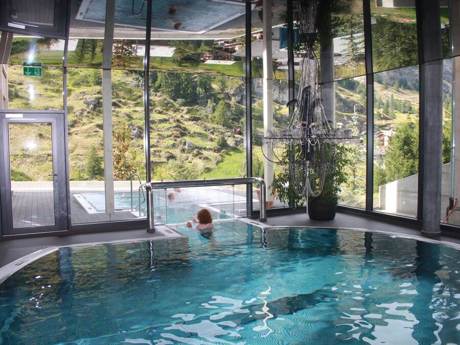 Una piscina techada, una piscina al aire libre