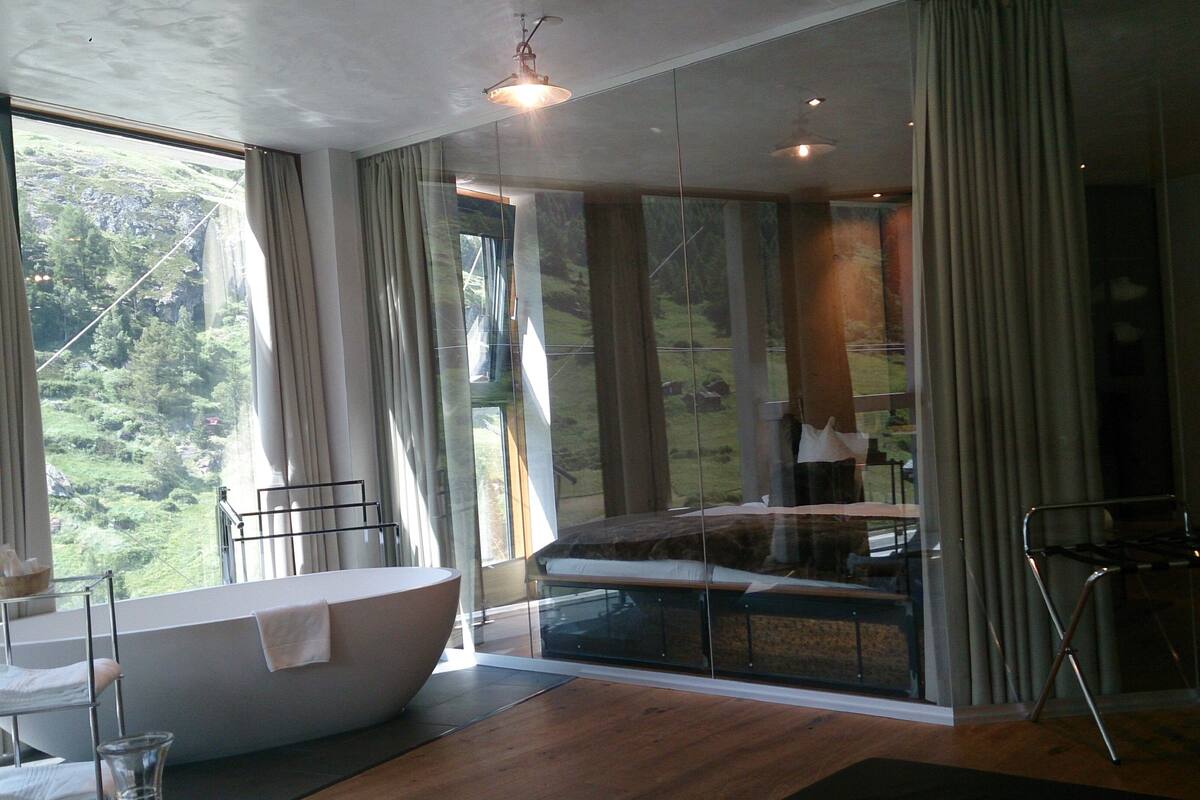 suite 50, mountain view | living room | led tv