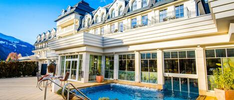 Innenpool, Außenpool, Sonnenschirme, Liegestühle