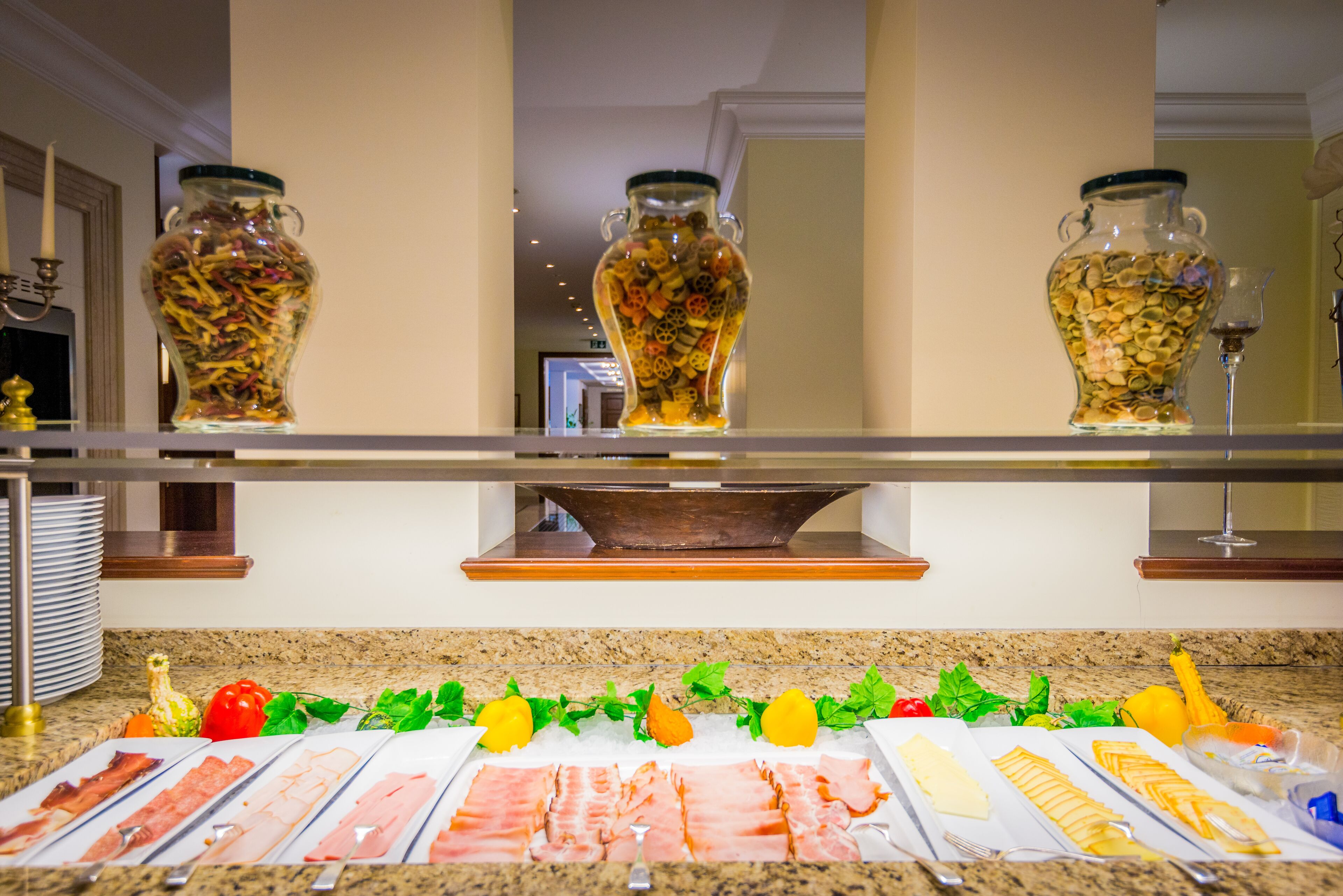 Ein reichhaltiges Buffet mit verschiedenen Speisen und dekorativen Gläsern.