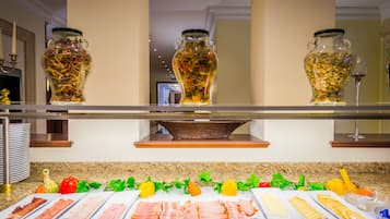 Ein reichhaltiges Buffet mit verschiedenen Speisen und dekorativen Gläsern.