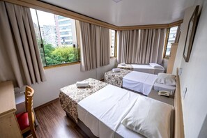 Habitación triple estándar, 3 camas individuales | 1 habitación, minibar, escritorio y cortinas blackout