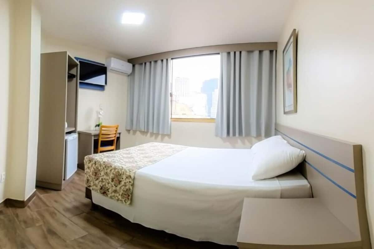 Minibar, desk, blackout drapes, WiFi (free)