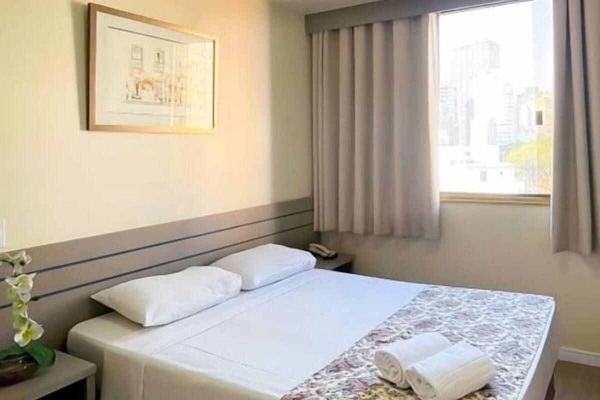 1 habitación, minibar, escritorio y cortinas blackout